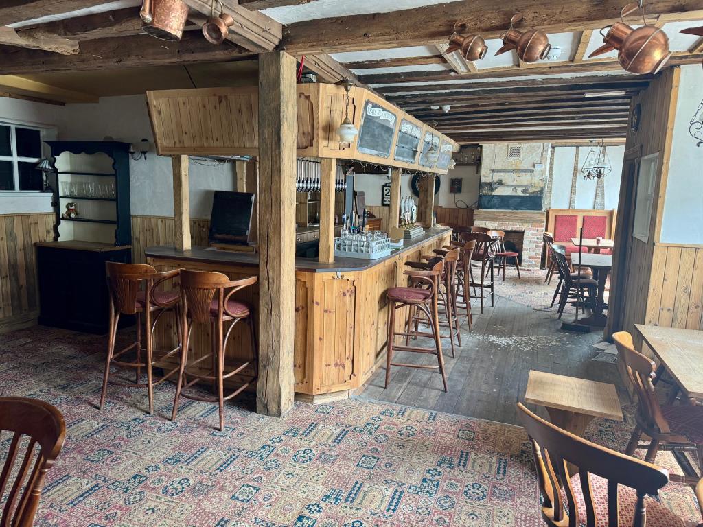 Lot: 84 - PERIOD FREE HOUSE PUBLIC HOUSE WITH FIRST FLOOR WITH POTENTIAL - Pub salon and bar